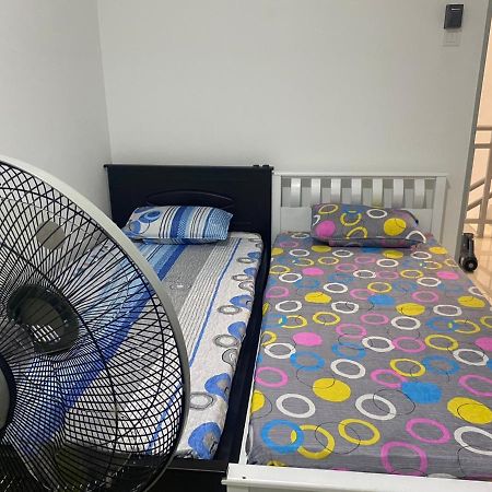 Klia Redza Homestay Kota Warisan Malay Only Sepang Zewnętrze zdjęcie