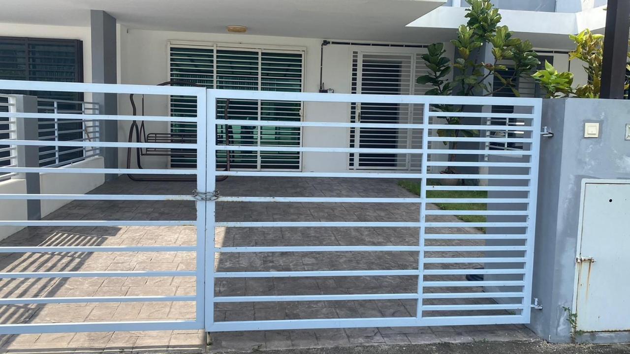 Klia Redza Homestay Kota Warisan Malay Only Sepang Zewnętrze zdjęcie